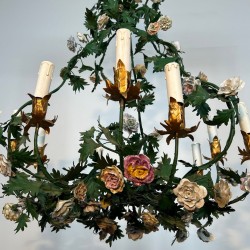 Lustre Corbeille Louis XVI aux Fleurs de Meissen, Travail Français, vers 1920 – Maison BARROIS