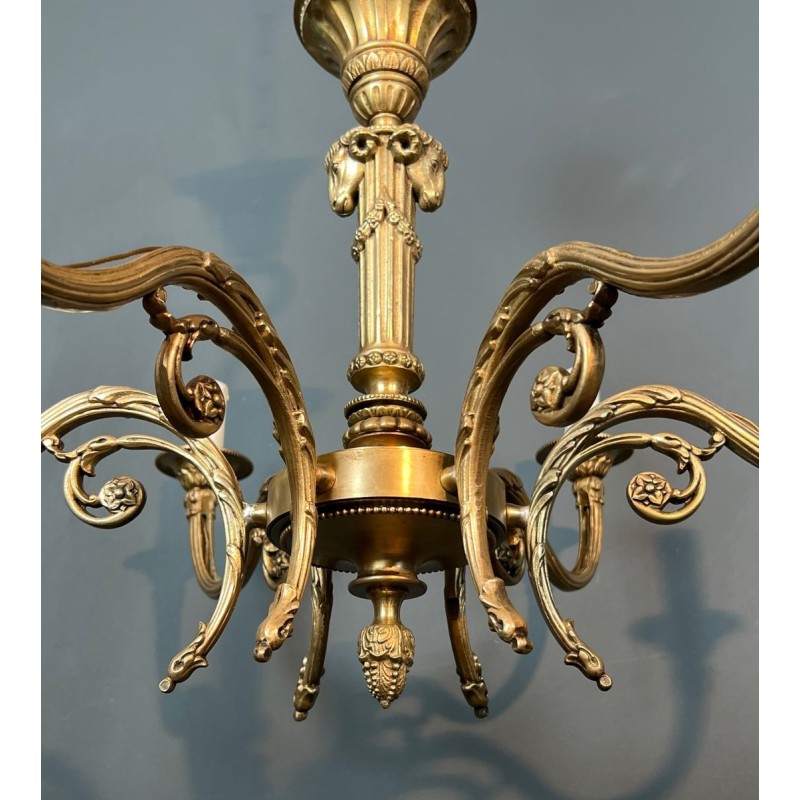 Lustre Bronze aux Têtes de Béliers, Style Louis XVI, Goût Maison Jansen, vers 1940 – Maison BARROIS