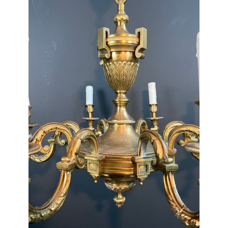 Lustre Bronze Ciselé à 8 Bras, Style Louis XVI, par Lucien Gau, vers 1940 – Maison BARROIS