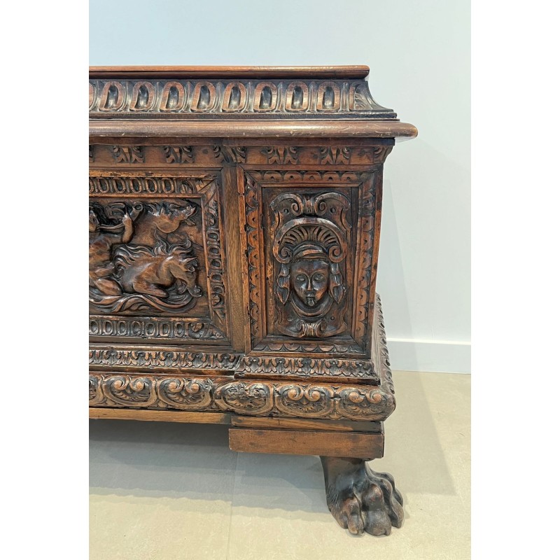 Importante Cassone en Noyer Sculpté. Travail Italien d'Epoque Renaissance