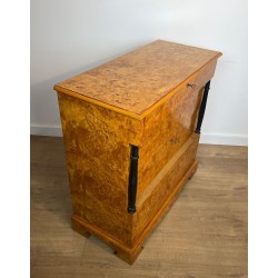 Commode Biedermeier Quatre Tiroirs en Érable Moucheté, Allemagne, XIXᵉ Siècle | Maison BARROIS