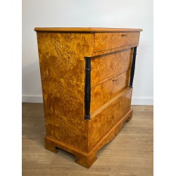 Commode Biedermeier Quatre Tiroirs en Érable Moucheté, Allemagne, XIXᵉ Siècle | Maison BARROIS