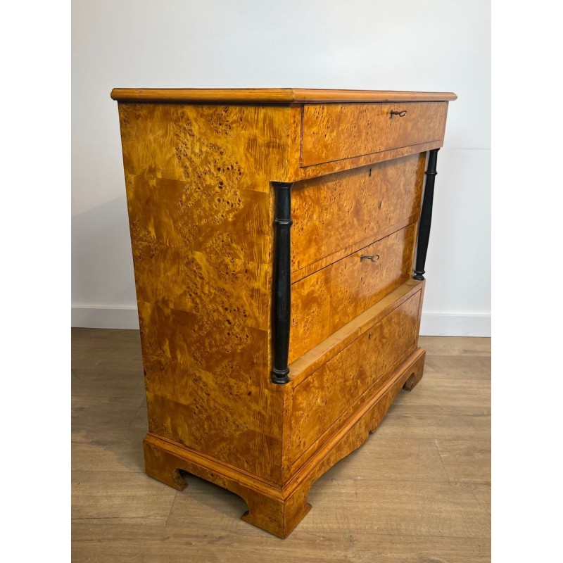 Commode Biedermeier Quatre Tiroirs en Érable Moucheté, Allemagne, XIXᵉ Siècle | Maison BARROIS