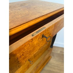 Commode Biedermeier Quatre Tiroirs en Érable Moucheté, Allemagne, XIXᵉ Siècle | Maison BARROIS