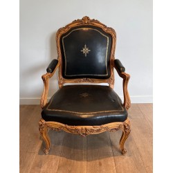 Fauteuil à la Reine Noyer Sculpté Cuir Doré Style Louis XV France 1950