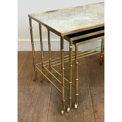 Suite de Tables Gigognes Façon Faux-Bambou en Laiton et Plateaux de Verre Eglomisés de la Maison Baguès