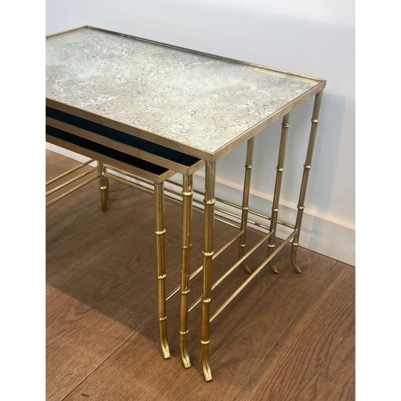 Suite de Tables Gigognes Façon Faux-Bambou en Laiton et Plateaux de Verre Eglomisés de la Maison Baguès