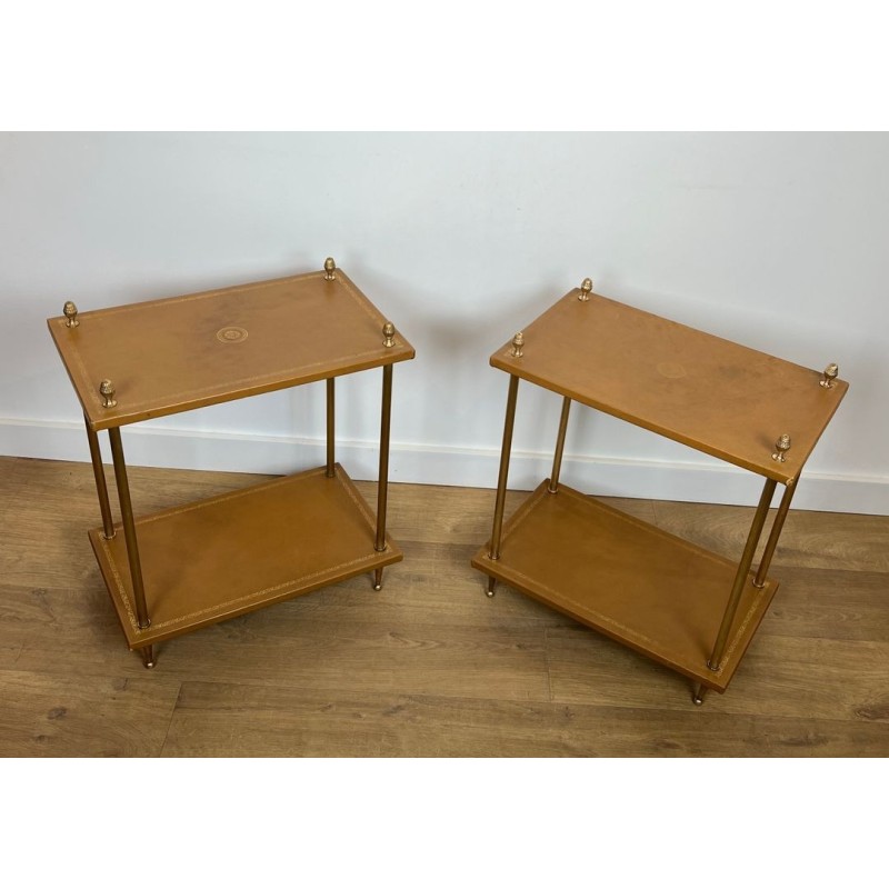 Paire de Bouts de Canapé en Laiton et Plateaux de Cuir Fauve de la Maison Baguès