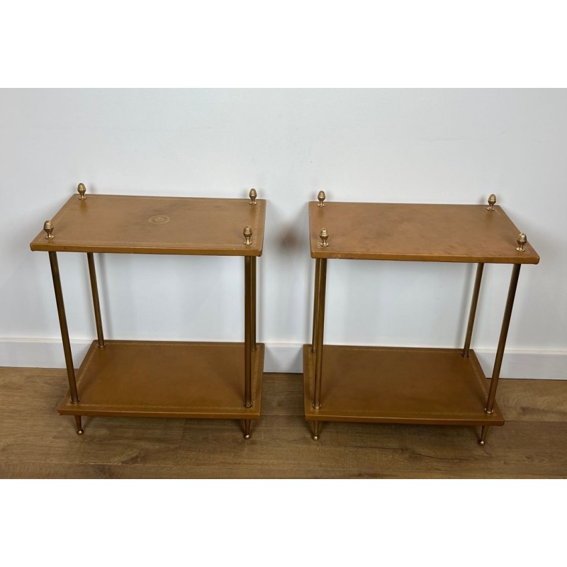 Paire de Bouts de Canapé en Laiton et Plateaux de Cuir Fauve de la Maison Baguès