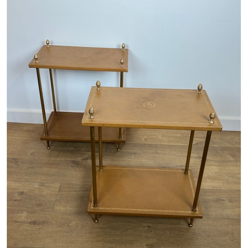 Paire de Bouts de Canapé en Laiton et Plateaux de Cuir Fauve de la Maison Baguès