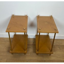 Paire de Bouts de Canapé en Laiton et Plateaux de Cuir Fauve de la Maison Baguès