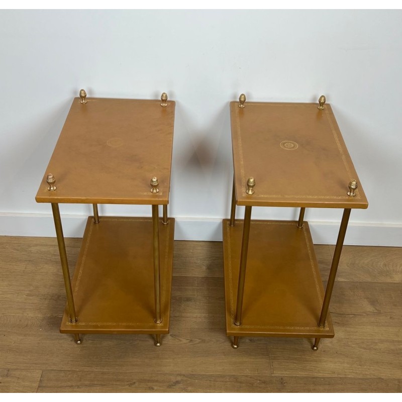 Paire de Bouts de Canapé en Laiton et Plateaux de Cuir Fauve de la Maison Baguès