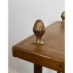 Paire de Bouts de Canapé en Laiton et Plateaux de Cuir Fauve de la Maison Baguès