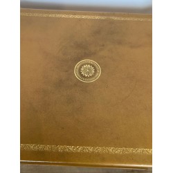 Paire de Bouts de Canapé en Laiton et Plateaux de Cuir Fauve de la Maison Baguès