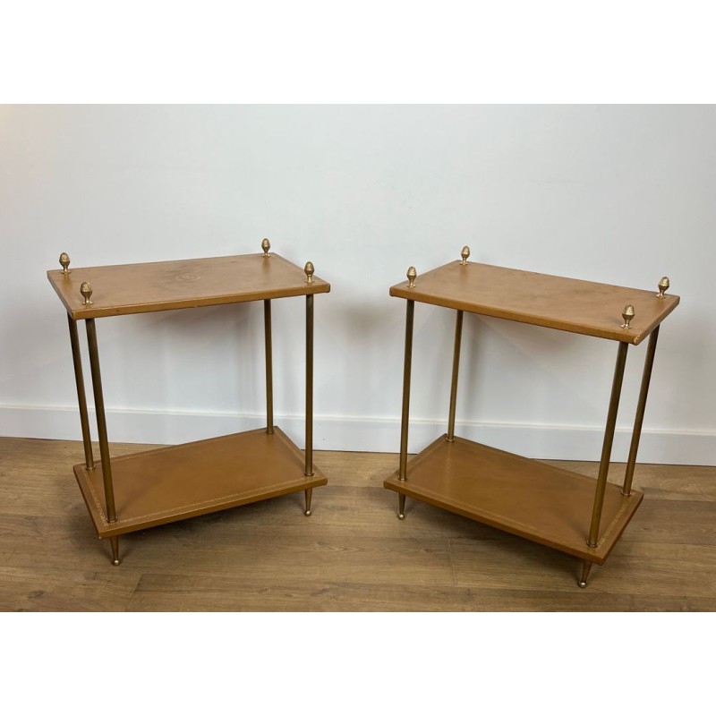 Paire de Bouts de Canapé en Laiton et Plateaux de Cuir Fauve de la Maison Baguès