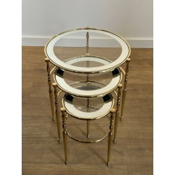 Suite de 3 Tables Gigognes Rondes en Laiton à Plateaux de Verres au Pourtour Argenté