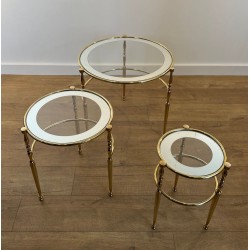 Suite de 3 Tables Gigognes Rondes en Laiton à Plateaux de Verres au Pourtour Argenté