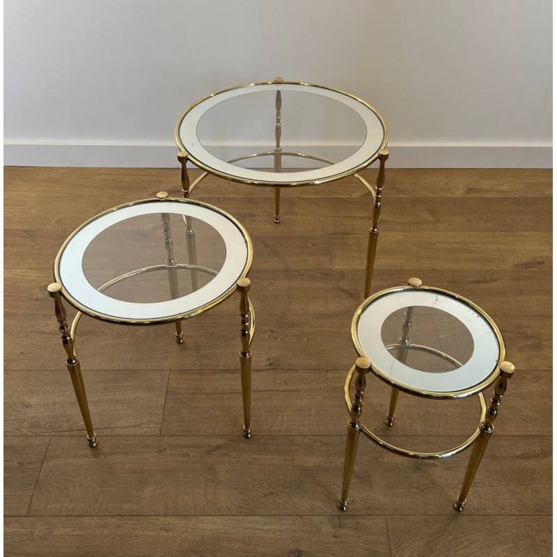 Suite de 3 Tables Gigognes Rondes en Laiton à Plateaux de Verres au Pourtour Argenté