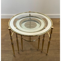 Suite de 3 Tables Gigognes Rondes en Laiton à Plateaux de Verres au Pourtour Argenté