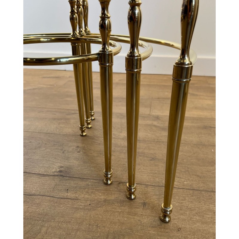Suite Trois Tables Gigognes Rondes Laiton Verre Liseret Argenté, France, vers 1940