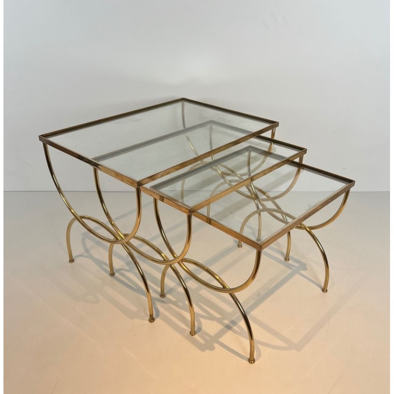 Suite Tables Gigognes Néoclassiques Laiton Piétement Arqué, Travail Français, vers 1970