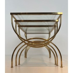 Suite Tables Gigognes Néoclassiques Laiton Piétement Arqué, Travail Français, vers 1970