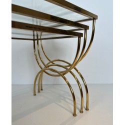 Suite Tables Gigognes Néoclassiques Laiton Piétement Arqué, Travail Français, vers 1970