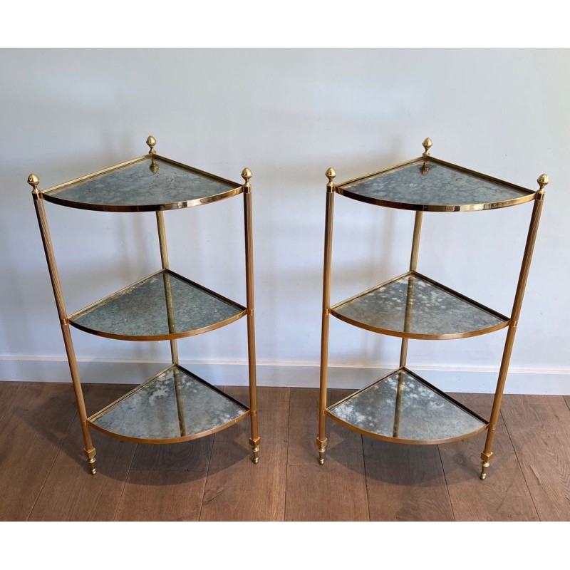 Paire de Bouts de Canapé de Coins en Métal Doré et Plateaux de Miroirs Eglomisés dans le Goût de la Maison Jansen