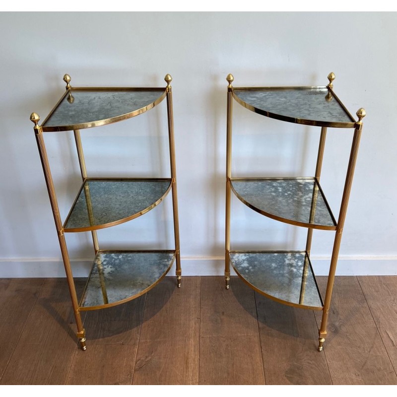 Paire de Bouts de Canapé de Coins en Métal Doré et Plateaux de Miroirs Eglomisés dans le Goût de la Maison Jansen