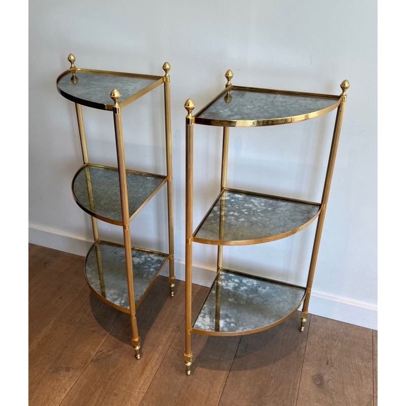 Paire de Bouts de Canapé de Coins en Métal Doré et Plateaux de Miroirs Eglomisés dans le Goût de la Maison Jansen