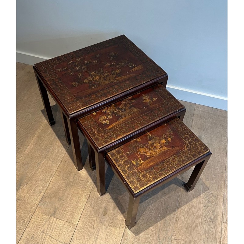 Suite de Trois Tables Gigognes Laquées à Décors Chinoisants, France vers 1940