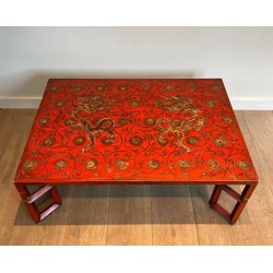 Grande Table Basse Laquée Rouge à Décors Chinoisants Polychromes et Dorés, France vers 1970