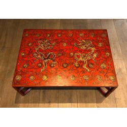 Grande Table Basse Laquée Rouge à Décors Chinoisants Polychromes et Dorés, France vers 1970