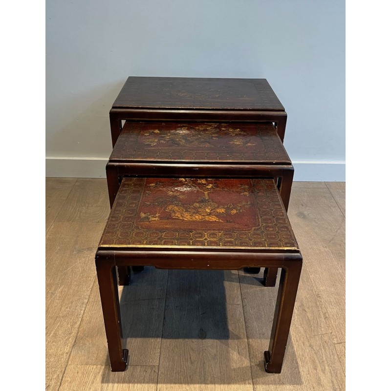 Suite de Trois Tables Gigognes Laquées à Décors Chinoisants, France vers 1940