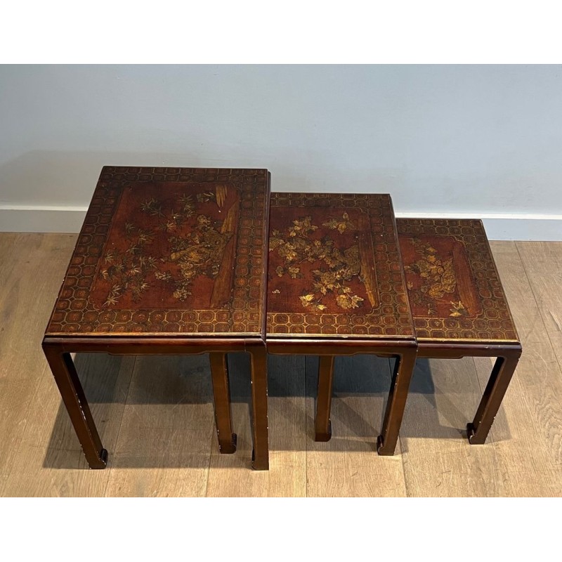 Suite de Trois Tables Gigognes Laquées à Décors Chinoisants, France vers 1940