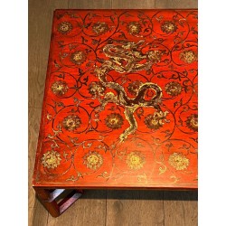 Grande Table Basse Laquée Rouge à Décors Chinoisants Polychromes et Dorés, France vers 1970