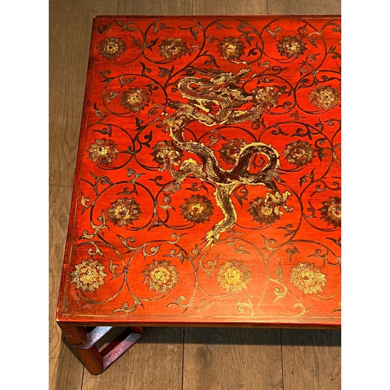 Grande Table Basse Laquée Rouge à Décors Chinoisants Polychromes et Dorés, France vers 1970