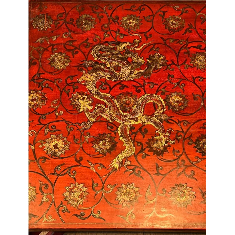 Grande Table Basse Laquée Rouge à Décors Chinoisants Polychromes et Dorés, France vers 1970