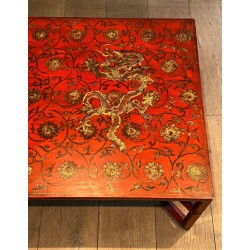 Grande Table Basse Laquée Rouge à Décors Chinoisants Polychromes et Dorés, France vers 1970