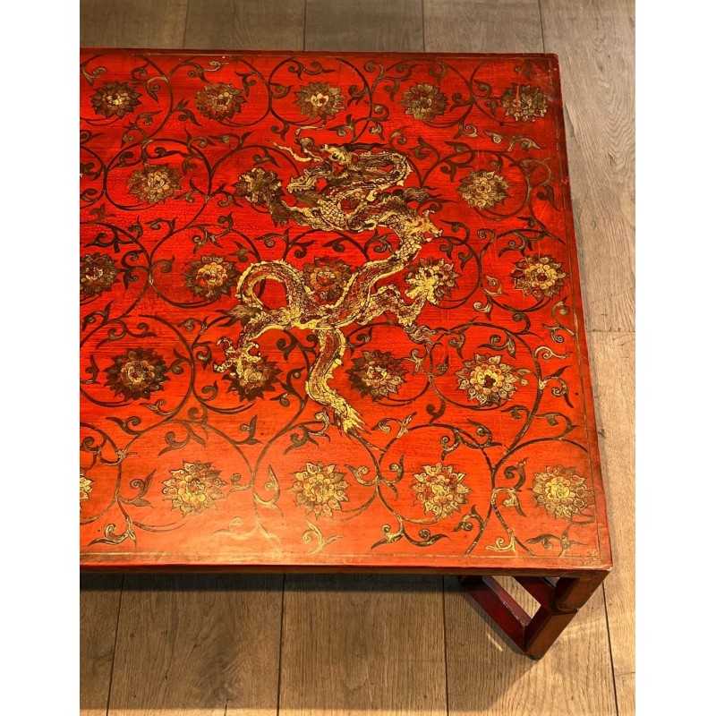 Grande Table Basse Laquée Rouge à Décors Chinoisants Polychromes et Dorés, France vers 1970