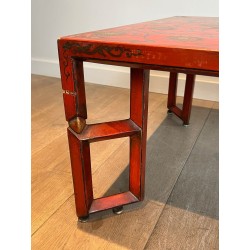 Grande Table Basse Laquée Rouge à Décors Chinoisants Polychromes et Dorés, France vers 1970