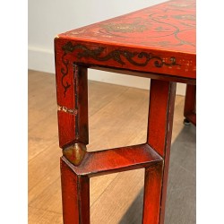 Grande Table Basse Laquée Rouge à Décors Chinoisants Polychromes et Dorés, France vers 1970