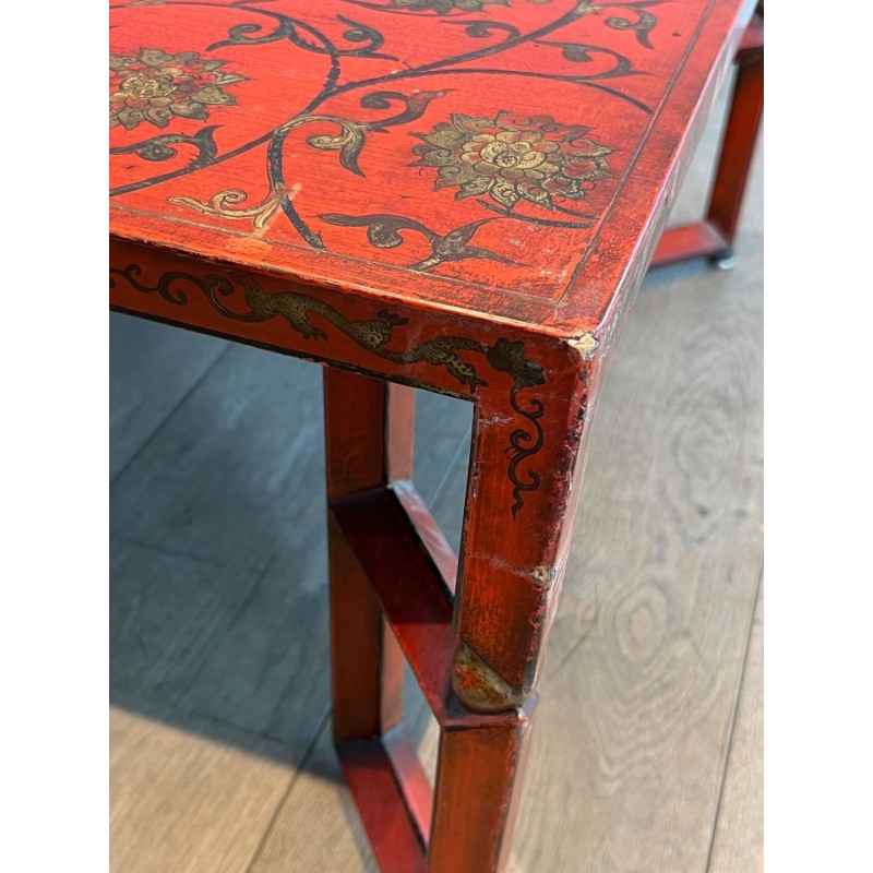 Grande Table Basse Laquée Rouge à Décors Chinoisants Polychromes et Dorés, France vers 1970