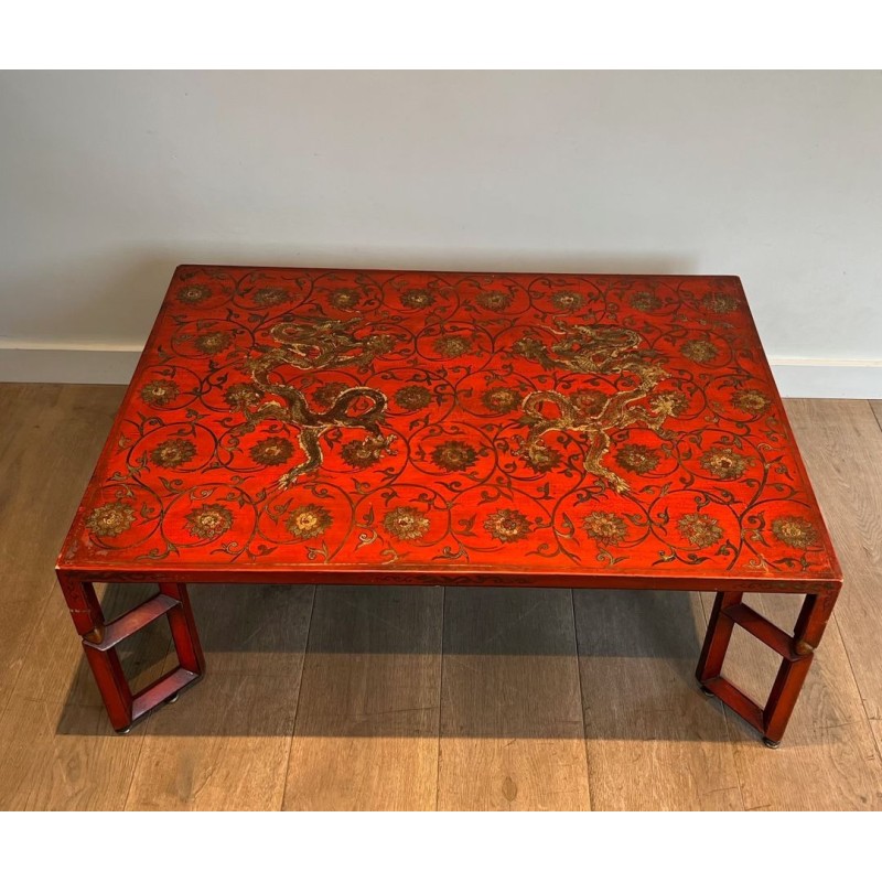 Grande Table Basse Laquée Rouge à Décors Chinoisants Polychromes et Dorés, France vers 1970