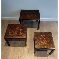 Suite de Trois Tables Gigognes Laquées à Décors Chinoisants, France vers 1940
