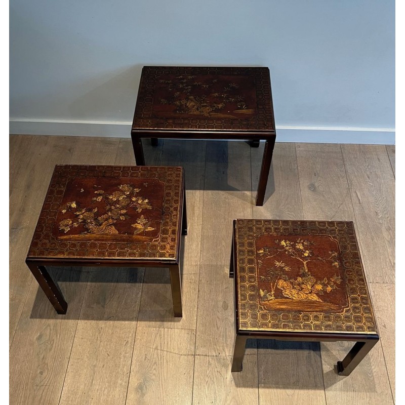 Suite de Trois Tables Gigognes Laquées à Décors Chinoisants, France vers 1940