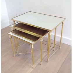 Suite de Trois Tables Gigognes en Laiton Néoclassiques à Plateaux de Miroir