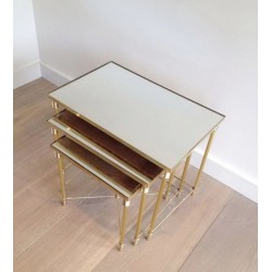 Suite de Trois Tables Gigognes en Laiton Néoclassiques à Plateaux de Miroir