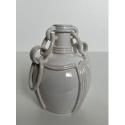 Vase en Céramique Émaillée Blanche à Anses en Chaîne, Signé, Travail Français, vers 1970