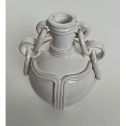 Vase en Céramique Émaillée Blanche à Anses en Chaîne, Signé, Travail Français, vers 1970